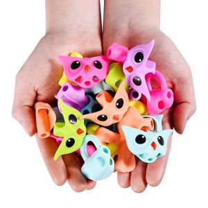 MKEB น่ารักค่ะ สร้างสรรค์ 3ชิ้น/ล็อต การเรียนรู้ อุปกรณ์แก้ไขท่าทาง การปฏิบัติ ถือปากกา ด้ามปากกา ปากกาช่วยจับ ด้ามจับดินสอ คู่มือช่วยเหลือการเขียนด้วยลายมือ ปากกาจับนกฮูก