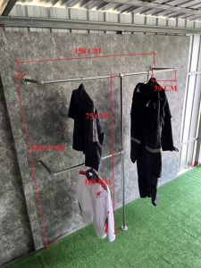 ราวติดผนังแบบมีเสากลาง 3 ช่อง ยาว 2 M สูง 2 M ทำจากท่อประปาชุบกัลวาไนซ์คาดน้ำเงิน ขนาด 6หุน