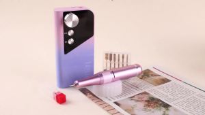 Máy mài móng điện chuyên nghiệp 45000 vòng/phút dùng cho móng gel acrylic Bộ dụng cụ máy mài móng điện LUELLE loại cầm tay có thể sạc lại không dây đi kèm bộ đầu mài màu vàng phù hợp cho sử dụng tại nhà hoặc trong các tiệm làm móng.