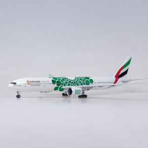 โมเดลเครื่องบินโชว์คุณภาพสูง Boeing 777-300LR ของสายการบิน Emirates Airlines Expo ขนาด 49 ซม. พร้อมไฟ LED ในห้องโดยสาร/ห้องนักบินพร้อมขาตั้ง