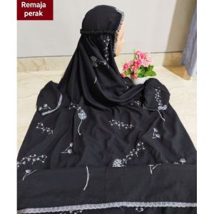 MUKENA TERUSAN REMAJA TERBARU! (Produksi Senidiri) Mukena Polino kain dasar warna hitam Remaja Tanggung Terusan Motif Bunga tabur seribu bunga dandelion Indah Bahan Adem Nyaman Dipakai