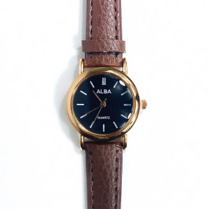 Jam Tangan Wanita Casual Elegan Bulat Quartz Logam Latar Putih dengan Tali Kulit Warna Cerah