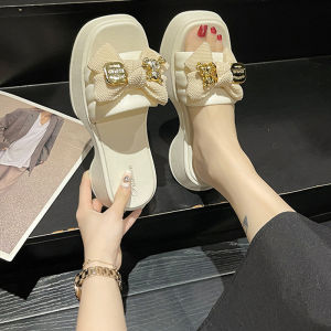 KDAShop มาใหม่พร้อมส่ง รองเท้าแบะสวมเสริมส้น ส้นหนานิ้วครึ่ง หน้าเท้าให้มาแบบกว้างๆ เท้าบานตรงไซซ์ได้เลย ติดโบว์ไปให้ด้านหน้า สวยสับ มาจับมาจองกันโล้ด