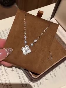 AE Pink shell four-leaf clover necklace for women fashionable niche light luxury design clavicle chain unique and high-end trendy choker