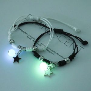 PENTU 2Pcs เครื่องประดับกำไลข้อมือ สร้อยข้อมือลูกปัดเรืองแสงคู่ เชือกถักทอ ปรับได้ปรับได้ กำไลข้อมือมิตรภาพ สร้างสรรค์และสร้างสรรค์ ไม้กางเขนแบบไขว้ ชุดสร้อยข้อมือเครื่องราง สำหรับผู้หญิงผู้ชาย