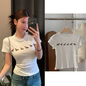 STR พร้อมส่ง🐶👣❤️เสื้อครอปท็อป เสื้อยืดสีขาวพิมพ์อุ้งเท้าและแพทช์หัวใจ เสื้อแฟชั่นผู้หญิง เสื้อรัดรูป croptopแขนสั้นคอกลม