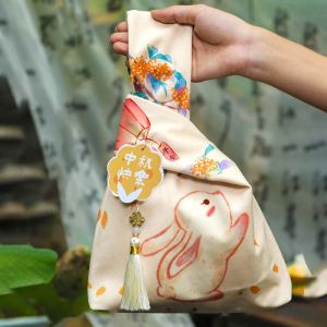 LANGJ การ์ดสำหรับเด็ก กระเป๋าข้อมือปมพู่ จี้ห้อยคอ หมุดพิน กระเป๋าถือสไตล์จีนใหม่ กระเป๋าแม่กระเป๋า สง่างามเรียบหรู ถุงขนมของขวัญ เด็กๆเด็กๆ