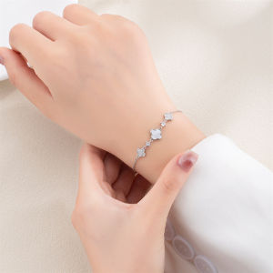 Fashionable starry four-leaf clover gold bracelet for women light luxury design versatile bracelet