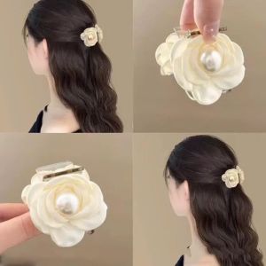 X SHOW การออกแบบ 5 ฟัน คลิปผมดอกคาเมลเลีย สามมิติ ไข่มุกหรูหรา คลิปผมดอกไม้ หวาน ผ้าขนาดเล็ก ที่หนีบผมดอกไม้ ของใช้สตรี