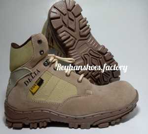 Sepatu delta pendek di lengkapi dengan ujung besi sepatu proyek kerja lapangan