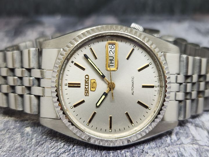 นาฬิกา Seiko Automatic 7009-3110 Datejust Style ขอบหยัก หน้าสีเทา เรือน สแตนเลส