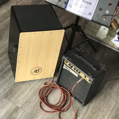Trống cajon AB Drum AB-D2 có EQ giúp kết nối loa - Chuyên để biểu diễn hoặc đi show cực hay - Bảo hành 6 tháng - Tặng kèm bao dù miếng lót chống ê mông dây jack kết nối loa