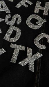 ตัวอักษรเพชรวิบวับ คริสตัล ลูกริ้ว ตัวรีดติดเสื้อ บรรจุภัณฑ์ ตัวรีดติด ติดกระเป๋า ติดหมวก ติดแจ๊คเก็ต อักษรภาษาอังกฤษ Alphabet Patch