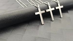 สร้อยคอไม้กางเขนไทเทเนียมสตีล สร้อยคอสแตนเลสสำหรับผู้หญิง ไม่ซีดจาง หรูหราเบา สร้อยคอเครื่องประดับเรียบง่ายระดับไฮเอนด์