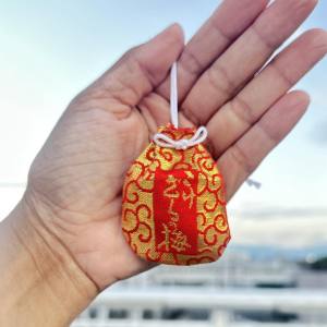 โคเค.ซารุโนะมาโมริ โอมาโมริหรอมีลูกพลัมอยู่ด้านใน เสริมดวงชะตา สนับสนุนให้ดวงชะตาให้ดวงดียิ่งขึ้น ศาลเจ้าโฮริโคชิ