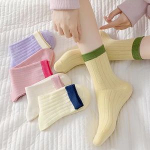 Stusty shop การออกแบบสีที่ตัดกันโดปามีนกีฬาถุงเท้าผู้หญิงแบบสบาย ๆ สไตล์สาวอ่อนเยาว์และมีพลัง ทันสมัยและหลากหลาย