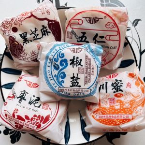 Moon cake old-fashioned puff pastry Wuren Sichuan honey flavor jujube puree black sesame seed salt and pepper
