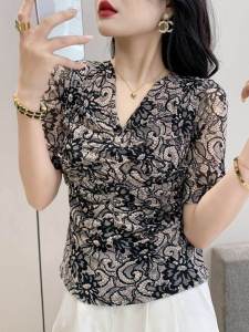 《720》REHIN เสื้อผู้หญิง ฤดูร้อน แฟชั่นใหม่ พิมพ์ลาย คอวี ผ้าตาข่ายจีบ ประดับเพชร เสื้อแขนสั้นลายดอกไม้ เสื้อเบลาส์หรูหรา