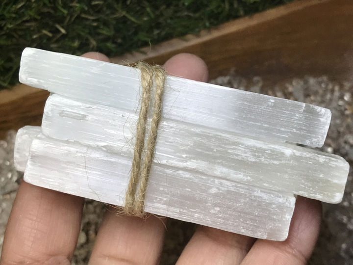 Đá Selenite thanh tẩy và bảo vệ nhà cửa