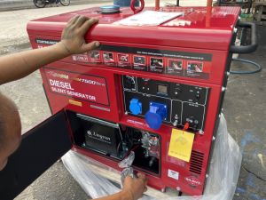 เครื่องปั่นไฟดีเซล (เสียงเงียบ)7.5kw. เครื่องยนต์15แรงม้า ยี่ห้อKAWAMA รุ่นKWM7500-NEW (HEAVY DUTY)กุญแจสตาร์ทพร้อมแบตเตอรี่ รับประกัน 1 ปี เทสก่อนส่ง