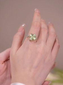 Bộ trang sức cỏ bốn lá xoay may mắn gồm dây chuyền bông tai nhẫn chất liệu cao cấp siêu đẹp.