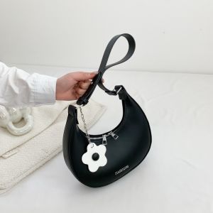 bag.stories [พร้อมส่งในไทย+แถมฟรี สายห้อยดอกไม้] กระเป๋าทรงพระจันทร์เสี้ยวสะพายไหล่ ขนาด 24x22x6 cm. สายสามารถปรับความยาวได้ หนัง PU แถมสายห้อย