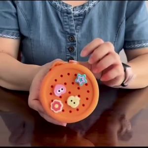 กระเป๋าใส่เหรียญซิลิโคนแบบมีสายคล้องข้อมือ DIY รูสำหรับหูฟัง กระเป๋าเก็บกุญแจรถ สไตล์สดใหม่ กระเป๋าพับได้ขนาดเล็ก รูปทรงกล่องกลม