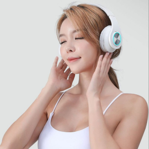 Headphone Bluetooth Wireless Headset Led Mendukung semua ponsel dengan perangkat bluetooth ipad dan koputer desktop. Komputer desktop tanpa bluetooth bisa digunakan dengan kabel jika kabel yang tersedia sesuai untuk dikomputer.