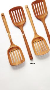 ตะหลิวไม้สักทอง มีรู เซาะร่อง ตะหลิวไม้สัก ตะหลิว ตะหลิวมีรู ตะหลิวไม้สักหน้าใหญ่ ตะหลิวผัด ตะหลิวใช้กับกระทะเทปล่อน spatula flipper fryingpan เครื่องครัวไม้ ภาชนะไม้ ตะหลิวเฉียง ตะหลิวไม้สักมีรู