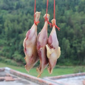 Chinese specialtyVacuum-dried duck legs Air-dried cured duck legs Salted duck legs Farmhouse bacon 200g