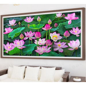 Tranh gắn đá đính kín toàn bộ Hồ Sen