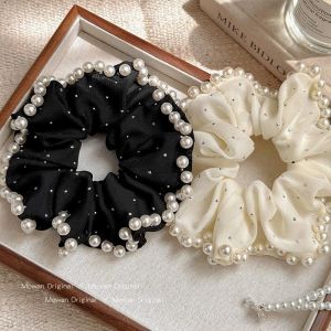 KS ngọc trai thanh lịch tôn tạo scrunchie với thiết kế chấm bi đầy sao cho phụ kiện tóc nữ