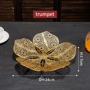 อาหารเอเชียตะวันออกเฉียงใต้จานผสมผลไม้ย้อนยุคบริการนวดจานเมทัลลิคตัด แต่งด้วยดอกไม้แห้งจัดวางถาดจานโลหะ