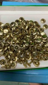 50 nút tán (rivet) 2 chi tiết màu vàng và đồng.