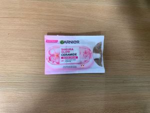 SACHET GARNIER BRIGHT COMPLETE VITAMIN C SAKURA GLOW CERAMIDE SERUM CREAM UV 7ML KRIM PENCERAH DAN PELEMBAB WAJAH