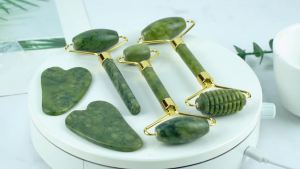 Bộ dụng cụ massage mặt 5 trong 1 gồm con lăn ngọc bích và dụng cụ cạo gió (Gua Sha) - Bộ dụng cụ massage mặt bằng ngọc bích và con lăn dùng để tạo đường nét cho khuôn mặt và chăm sóc da. Bộ dụng cụ massage mặt bằng đá ngọc bích Gua Sha kèm con lăn