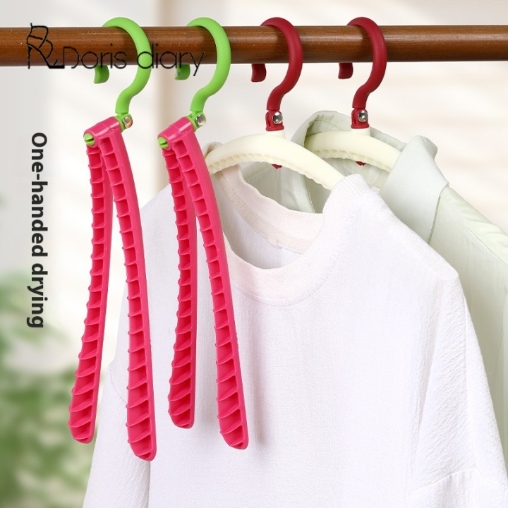 M%C3%B3c%20treo%20c%C3%B3%20th%E1%BB%83%20g%E1%BA%ADp%20l%E1%BA%A1i%20nh%E1%BB%8F%20g%E1%BB%8Dn%20cho%20du%20l%E1%BB%8Bch,%20m%C3%B3c%20treo%20qu%E1%BA%A7n%20%C3%A1o%20b%E1%BA%B1ng%20nh%E1%BB%B1a%20x%C3%A1ch%20tay%20v%E1%BB%9Bi%20m%C3%B3c%20-%20Image%203