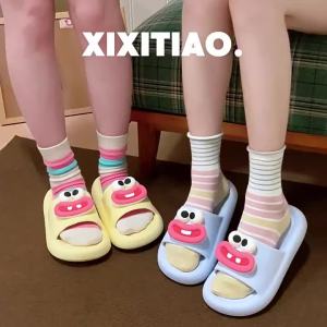 WY-XIXITIAO รองเท้าแตะใส่ในบ้านกันลื่นรองเท้าแตะใส่เดินในบ้านหอพักนักศึกษาน่ารักรองเท้าแตะใส่ในบ้านสำหรับชายและหญิงสนุกหนึ่งรองเท้าแตะลายคำศัพท์