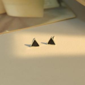 S925 เงินสเตอร์ลิงสีดำบุคลิกภาพเรขาคขวางมินิต่างหูพื้นฐาน