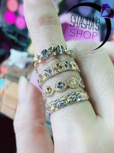 nhẫn tay lấp lánh tươi tắn dạo phố