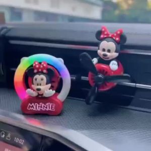 Máy làm mát không khí ô tô Gấu bông Phi công Máy làm mát không khí ô tô Cửa thoát khí Wingman Cánh quạt Nước hoa Hương vị Khuếch tán Tiếp liệu