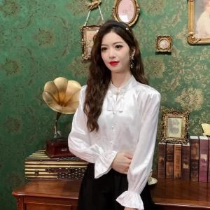 AMMIN เสื้อผู้หญิงตั้งคอตั้งสไตล์จีนแขนยาวเสื้อผู้หญิงกระดูมวินเทจสไตล์จีน เสื้อเชิ้ตลายดอกมีพู่ห้อยดีไซน์ใหม่ ฤดูใบไม้ 2024