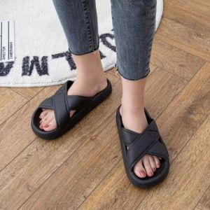 คู่รองเท้ากันลื่น EVA รองเท้าแตะลำลอง สีพื้น พื้นหนา พื้นนิ่ม แฟชั่นสําหรับผู้ชาย และผู้หญิง