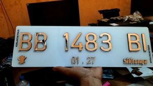 ( 1SET )PLAT MOBIL AKRILIK TIMBUL CHROOME VARIASI