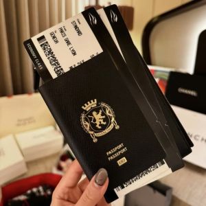 2026 New Parisian Genuine Leather Passport Holder for Men and Women Multifunctional Document Bag Light Luxury Travel Neck Hanging Phone Bag