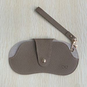 SUTONGXUE Túi đựng kính râm Túi đựng kính bằng da PU Hộp bảo vệ kính mắt Di động Túi Kính râm Đơn giản Với dây buộc  dây chuyền Túi đựng kính Nữ