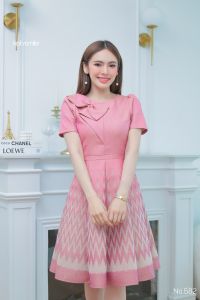 Kety smile ชุดเดรสผ้าทอลายเนื้อฝ้าย แต่งเกร็ดโบว์มีเกสร กระโปรง 8 ชิ้นทรงย้วย งานมีสาบคอสวยดูแพงมากค๊า ซิปซ่อนด้านหลัง อัดกาวทั้งชุด (S-2XL) N582