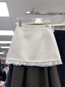 กระโปรงเอวสูงลายจุดสำหรับผู้หญิง กระโปรงทรงเอ สไตล์หวาน ตกแต่งด้วยลูกไม้ กระโปรงสั้นที่เข้ากันได้ทุกชุด ฤดูใบไม้ผลิและฤดูร้อน 2025 สินค้าใหม่