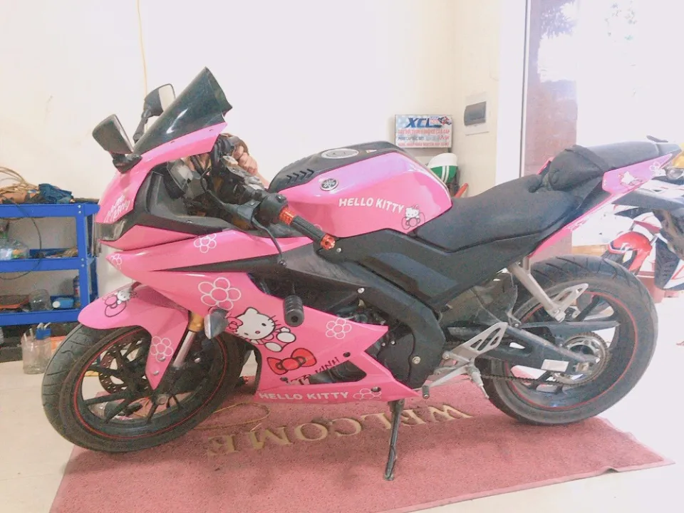 Tem trùm xe máy Yamaha R15 HỒNG KITTY quá đẹp- tem xe máy Yamaha