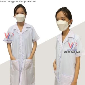 Áo Blouse Trắng Tay Ngắn Thân Dài Nam Nữ Chất Vải Mát Đẹp Cho Bác Sĩ Y Tá Điều Dưỡng - Hình thật
